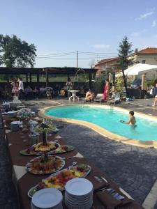 Bazén v ubytování Hotel Il Dito e la Luna nebo v jeho okolí