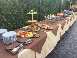 una mesa larga con platos de comida. en Hotel Il Dito e la Luna en Ripa Teatina