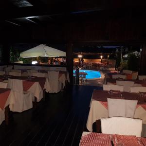 Bazén v ubytování Hotel Il Dito e la Luna nebo v jeho okolí