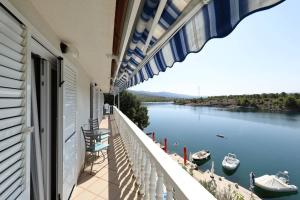 einen Balkon eines Hauses mit Flussblick in der Unterkunft Apartman Gaga in Kruševo