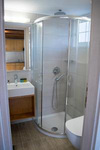 A bathroom at Villa Vasilis