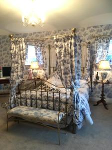 Un pat sau paturi într-o cameră la Rossmanagher House