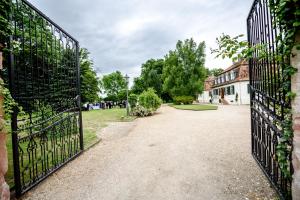 una entrada a una casa con una puerta de hierro forjado en Jagdschloss Mönchbruch, en Mörfelden-Walldorf