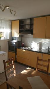 a kitchen with a stove and a table with chairs at Friedland - Groß Schneen GÖ 10 KM in Friedland