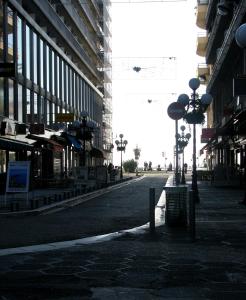 une rue urbaine vide avec des bâtiments et des feux de rue dans l'établissement Appartement Cattleya - rue halevy, à Nice