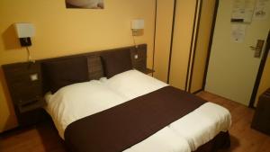 - une chambre avec un grand lit dans l'établissement Logis Auberge De La Dune - Hôtel & Restaurant, au Crotoy