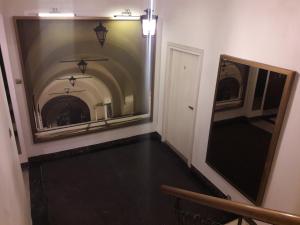 un pasillo vacío con un espejo grande en la pared en Apartamenty Orkana en Bielsko-Biala