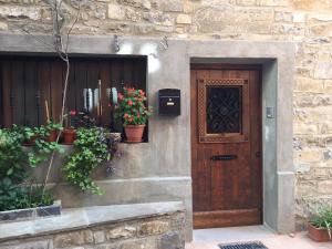 une porte avec des plantes en pot sur le côté d'un bâtiment dans l'établissement Hostal Casa Vispe, à Escalona