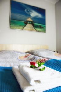 ウニエユフにあるPokoje Staromiejskiのベッド1台(タオル付)とビーチの写真