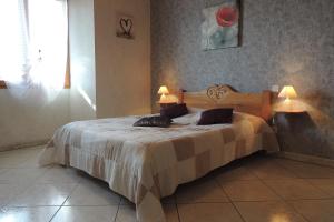 een slaapkamer met een bed met twee lampen erop bij Gîte Les Sauvasses in Puy-Sanières