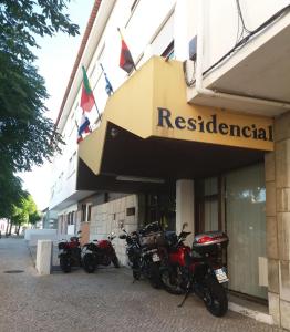 eine Reihe von Motorrädern, die außerhalb eines Restaurants geparkt werden in der Unterkunft Residencial Habimar in Sines