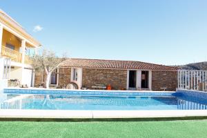 uma piscina em frente a uma casa em Casa do Prado em Vila Verde