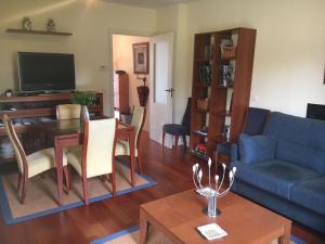sala de estar con sofá azul y mesa en Casa Nicolas, en Sabiñánigo