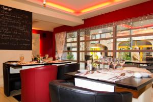 ein Restaurant mit einer Bar mit Weingläsern in der Unterkunft Hotel De Croone in Ninove