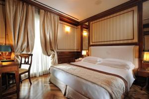 Postel nebo postele na pokoji v ubytování Hotel Manzoni