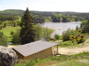 eine kleine Hütte mit Seeblick in der Unterkunft Le Chalets du lac de Ganivet in Ribennes