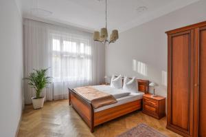 um quarto com uma cama e um vaso de plantas em Art Nouveau Residence em Praga