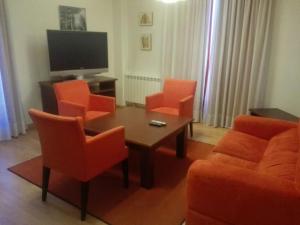 TV a/nebo společenská místnost v ubytování Hotel Alfageme