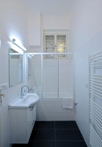 プラハにあるKafka's Head Apartmentの白いバスルーム(シンク、シャワー付)