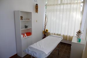 a white room with a bed and a window at Placeres de la Costa in Gualeguaychú +27 photos