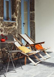 a couple of chairs sitting next to a table at Casa Ana Monteiro in Vila Nova de Famalicão