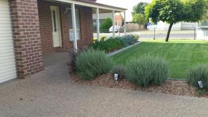 Numurkah Self Contained Apartments - The Mieklejohn外面的花园