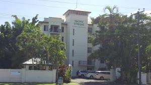 un gran edificio blanco con un cartel que lee honolulu honors en Casa Borghese Holiday Let, en Cairns