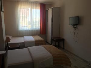 um quarto de hotel com duas camas e uma janela em Mutado Hotel em Antalya