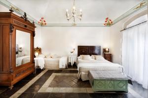 A bed or beds in a room at Sabbinirica