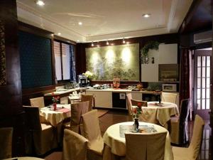 Hotel Geo في روما: مطعم بطاولات وكراسي ومطبخ
