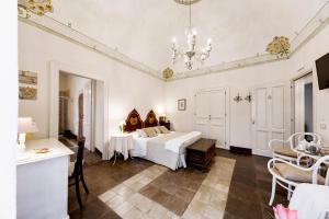 A bed or beds in a room at Sabbinirica
