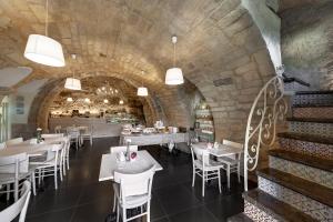 A seating area at Sabbinirica