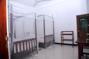 Un pat sau paturi într-o cameră la Gihan Guesthouse