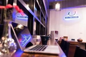 曼谷拉克伊姆旅舍的坐在餐厅桌子上的笔记本电脑