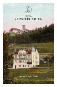 una pintura de una casa en un campo en Hotel Klostergarten en Eisenach