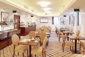 Reštaurácia alebo iné gastronomické zariadenie v ubytovaní Mirage Medic Hotel