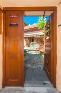 an open door leading into a yard with a patio at Hostel Postel in Český Krumlov