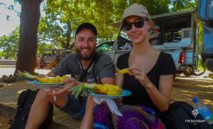 un hombre y una mujer sosteniendo platos de comida en The Boundary Yala, en Kataragama