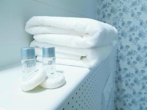 un mucchio di asciugamani su una mensola in bagno di Hotel Dvůr a Krnsko