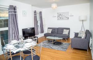 een woonkamer met een bank en een tafel bij Luxuriant Apartments in Northampton