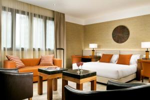 Khu vực ghế ngồi tại Milan Suite Hotel