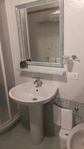 カスティリオーネ・ドルチャにあるCasa Costanzaのバスルーム(洗面台、鏡、トイレ付)