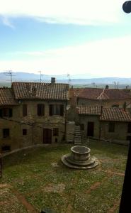 budynek z dziedzińcem z fontanną na dziedzińcu w obiekcie Casa Costanza w mieście Castiglione dʼOrcia