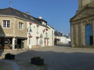 an empty street in a town with buildings at la maison de vincente in Arzon