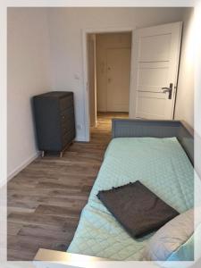 een slaapkamer met een bed, een dressoir en een deur bij Apartament Szrenica View in Szklarska Poręba