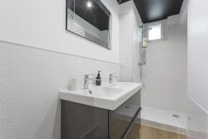 モンペリエにあるGare Saint Roch - Podshareの白いバスルーム(シンク、シャワー付)