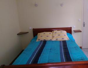 ドル・ド・ブルターニュにあるChambres Cardequinのベッドルーム1室(青いシーツと枕のベッド1台付)