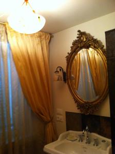 uma casa de banho com um lavatório e um espelho em B&B Al Re em Cesena