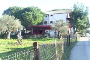 a house with a giraffe in front of a fence at Art House in Pandokrátor +10 photos