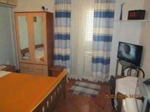 1 dormitorio con 1 cama y una ventana con cortinas en Villa Nada, en Zadar